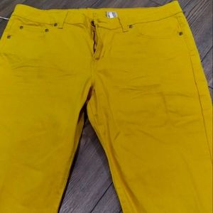 (193) ZENOBIA Capri Pants